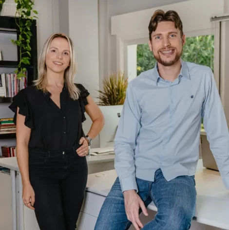 Nathália Hartz Luvizon e Douglas Backes lideram o time multidisciplinar da Papa PPG Comunicação Estratégica e Branding